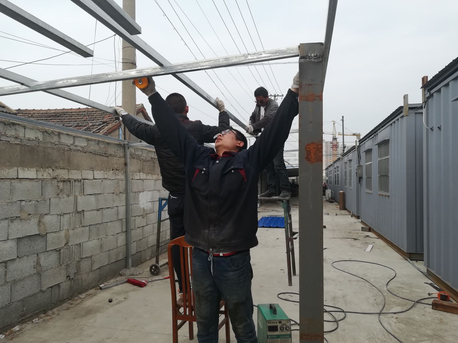 烈日下的一片陰涼 公交集團(tuán)公交事業(yè)一部為駕駛員搭建隔熱停車(chē)棚